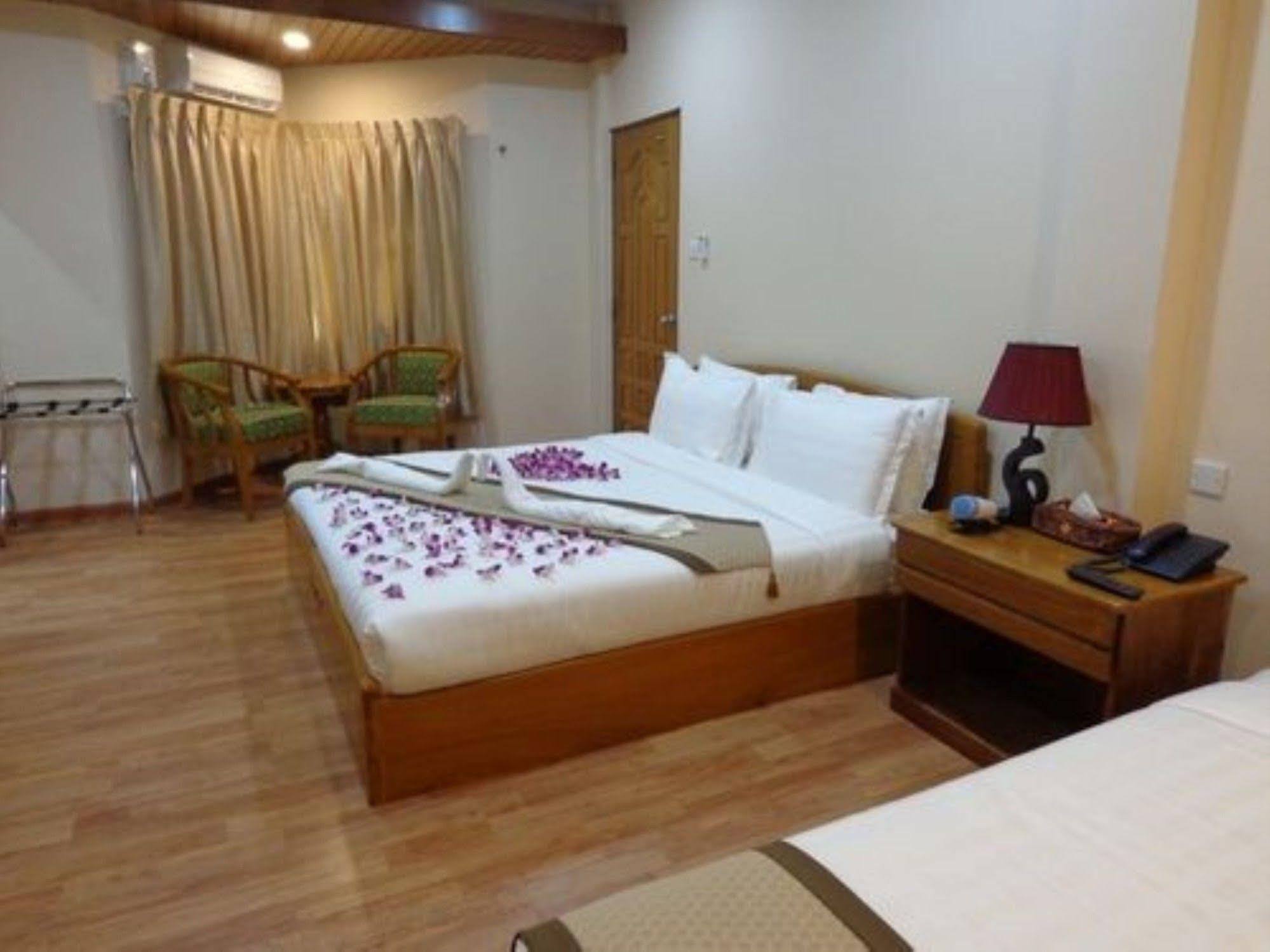 יאנגון Royal Khattar Hotel מראה חיצוני תמונה